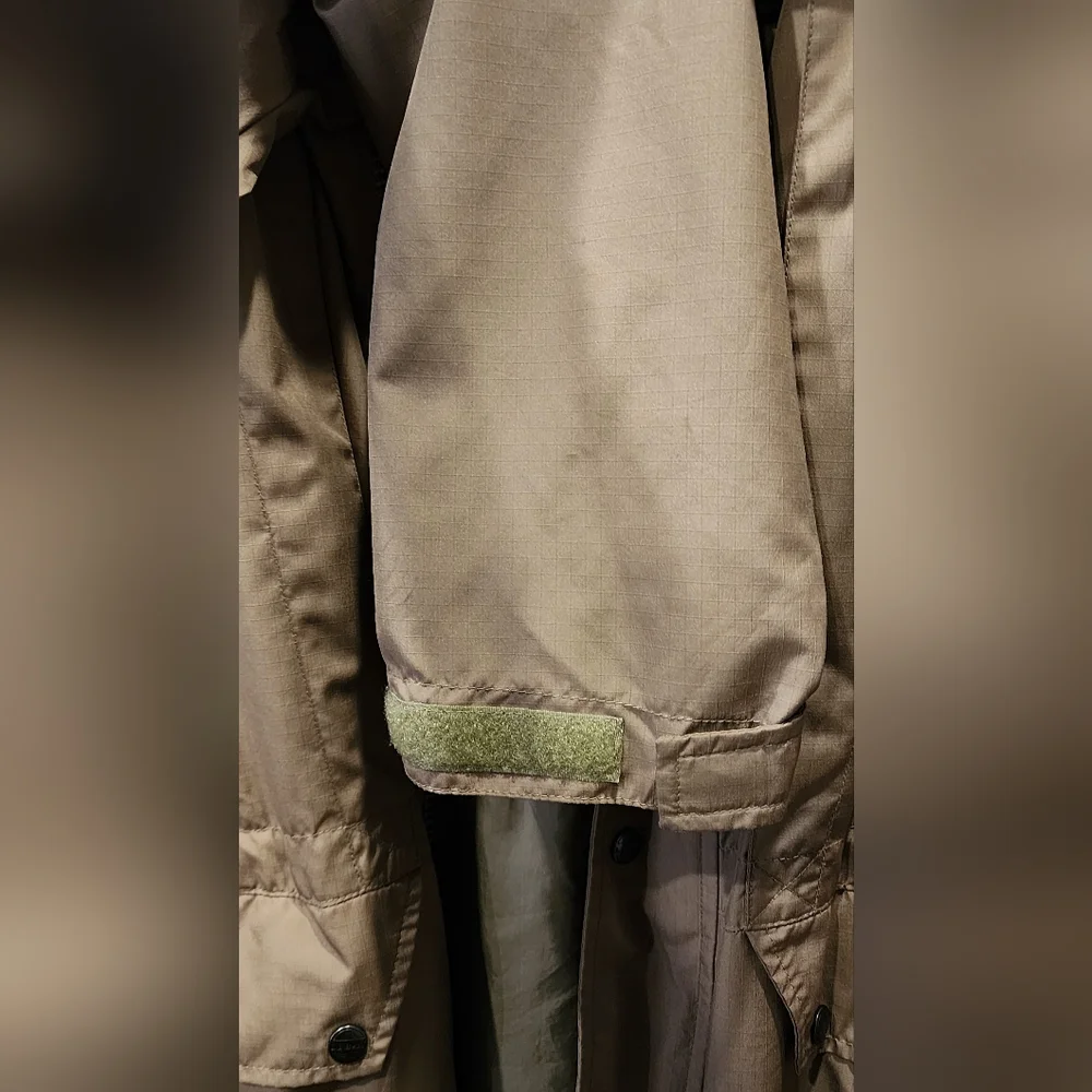L.L. Bean Country Parka Windbreaker Tan hooded jacket, size Large
